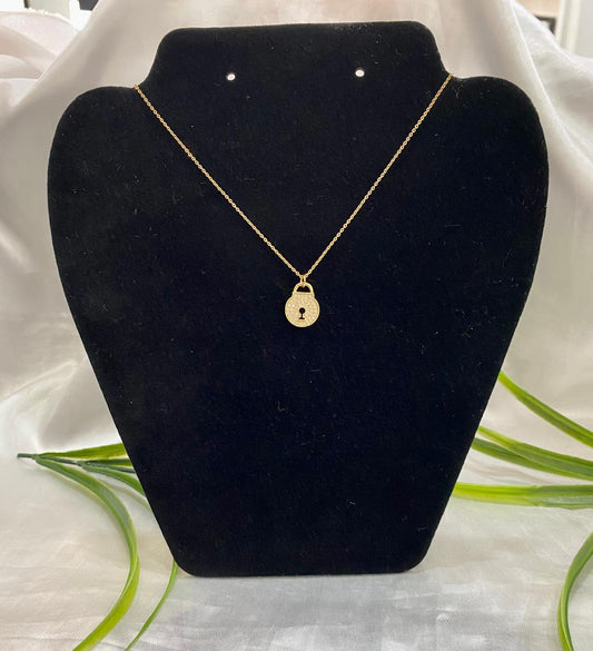 Cadena con dije candado redondo, Chapa de oro.