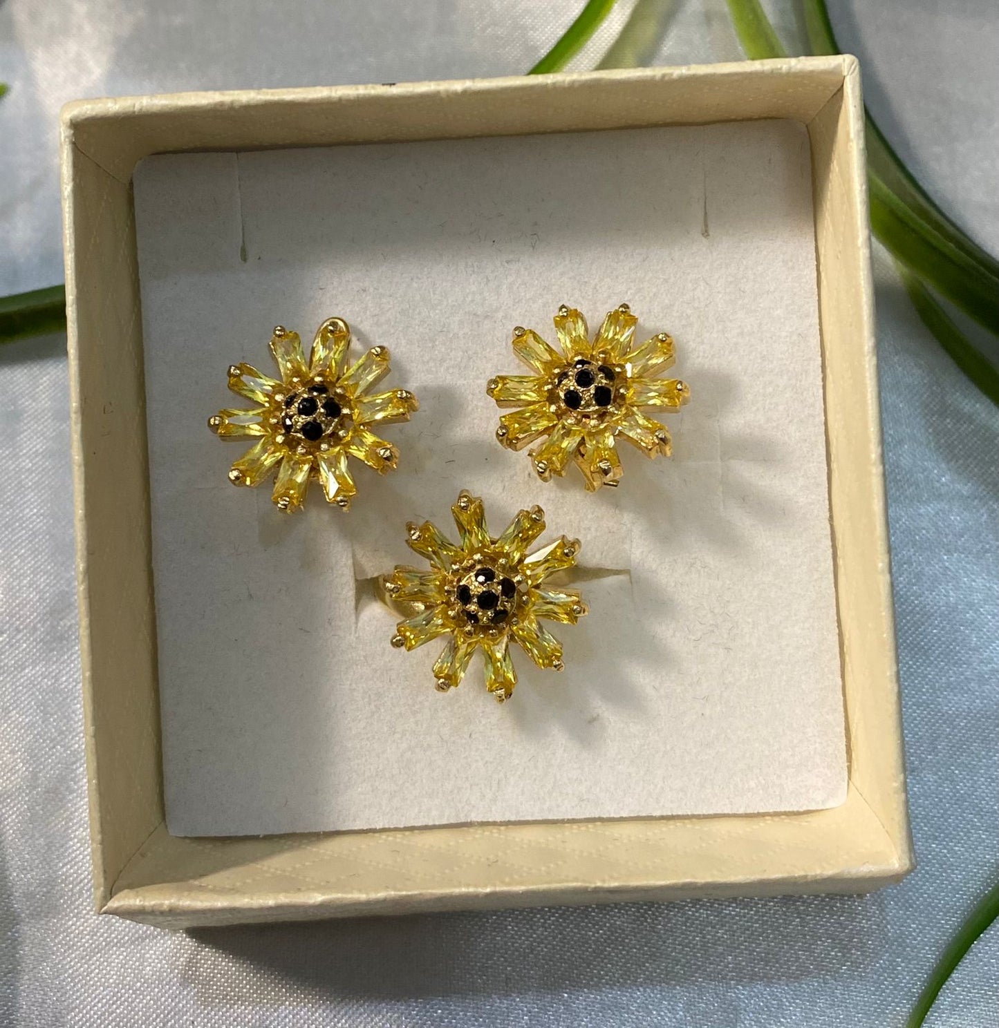 Juego de aretes y anillo en forma de girasol, Chapa de oro
