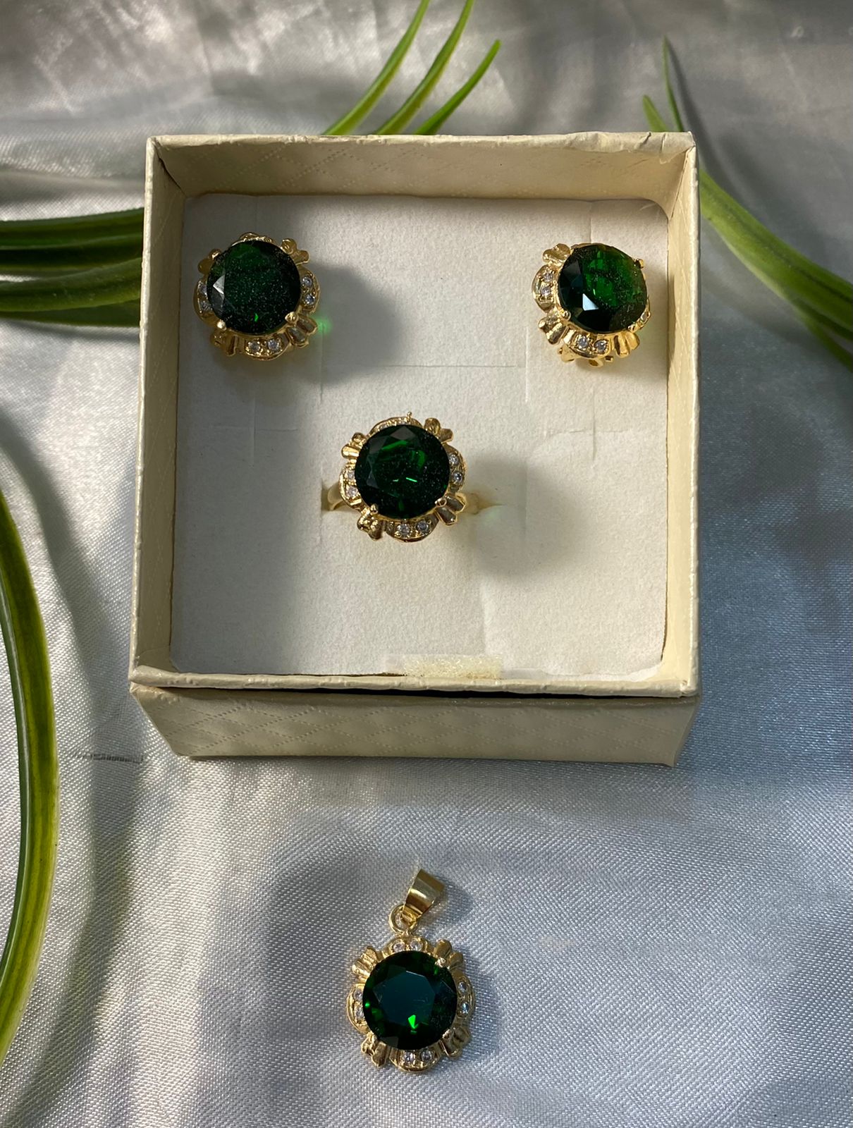Juegos de aretes, anillo y dije , Chapa de oro