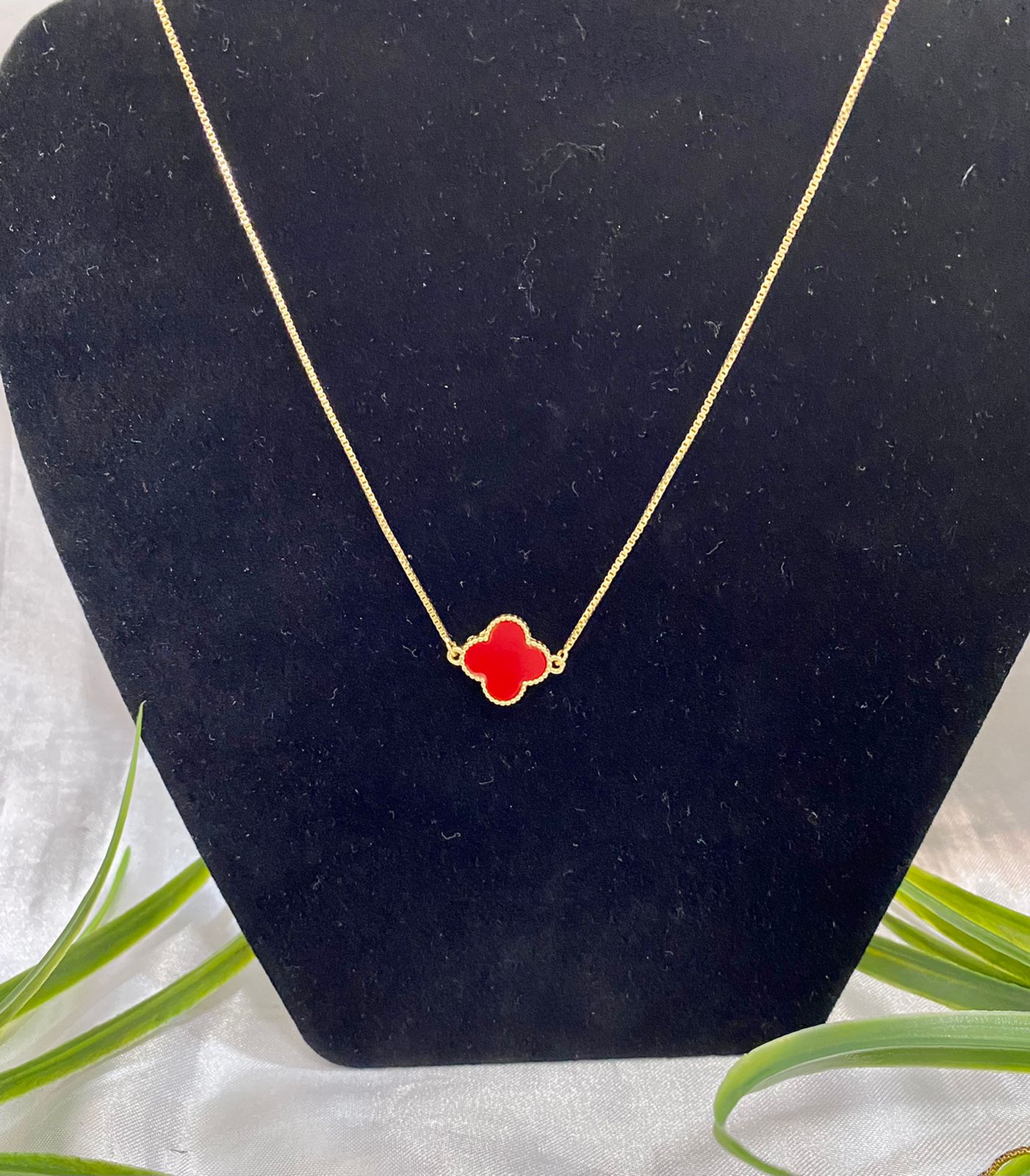 Cadena y pulsera con dije flor roja, Chapa de oro