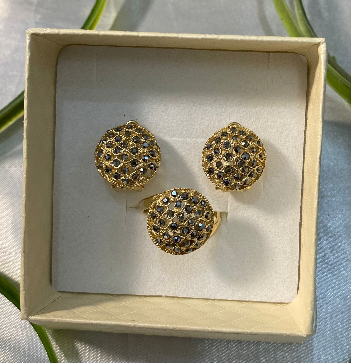 Juego de aretes y anillo con pequeñas incrustaciones de zirconia, Chapa de oro