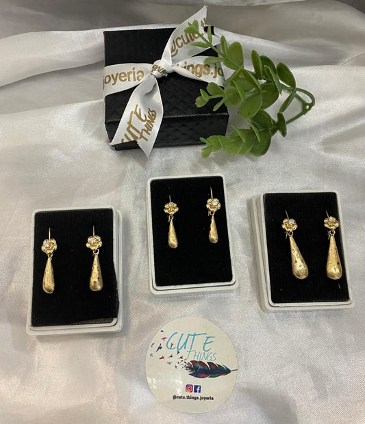Aretes 3 tamaños con flor y bule colgando, Chapa de oro.