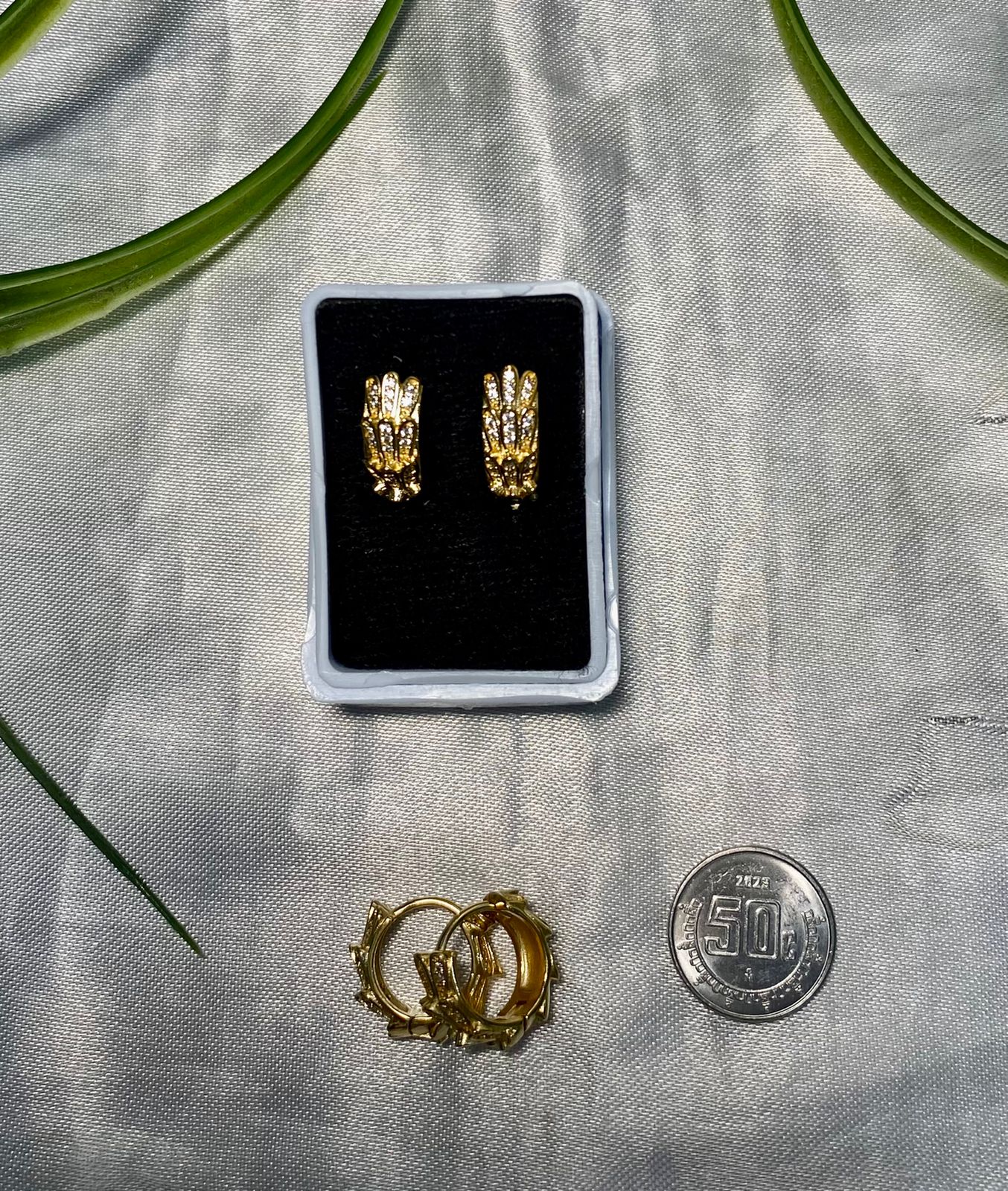 Arete tipo Huggies con Zirconia, Chapa de oro