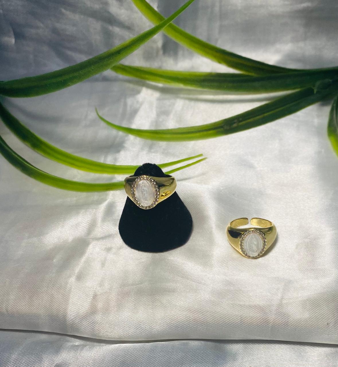 Anillo con imagen de Virgen de Guadalupe con pequeñas incrustaciones de zirconia chapa de oro