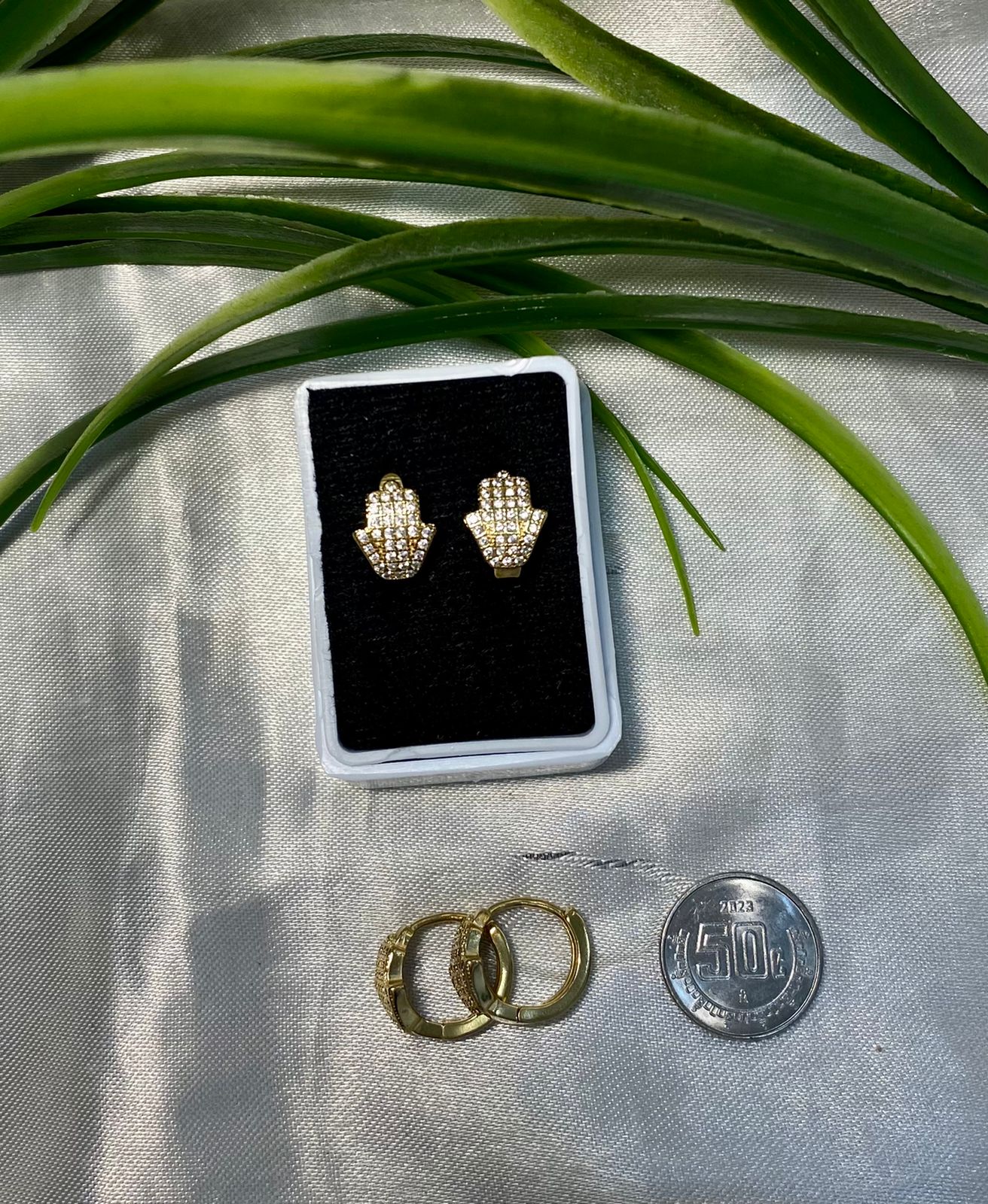 Arete tipo Huggies,mano de Fátima con Zirconia, Chapa de oro