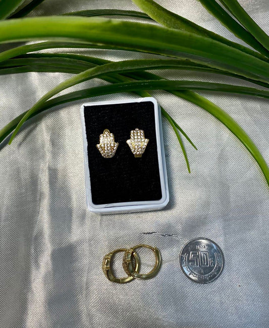 Arete tipo Huggies,mano de Fátima con Zirconia, Chapa de oro