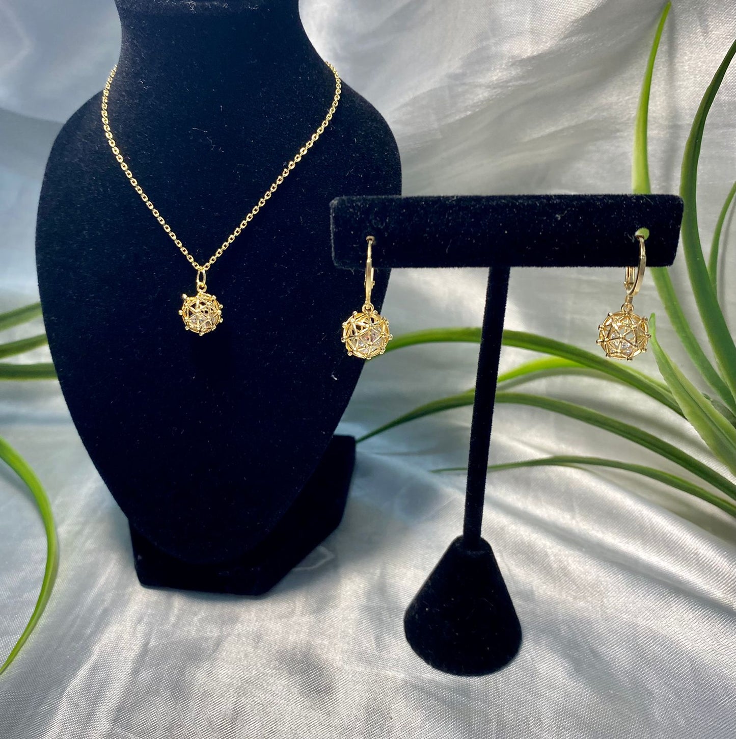 Juego de Cadena y aretes con dije Esfera, Chapa de oro.