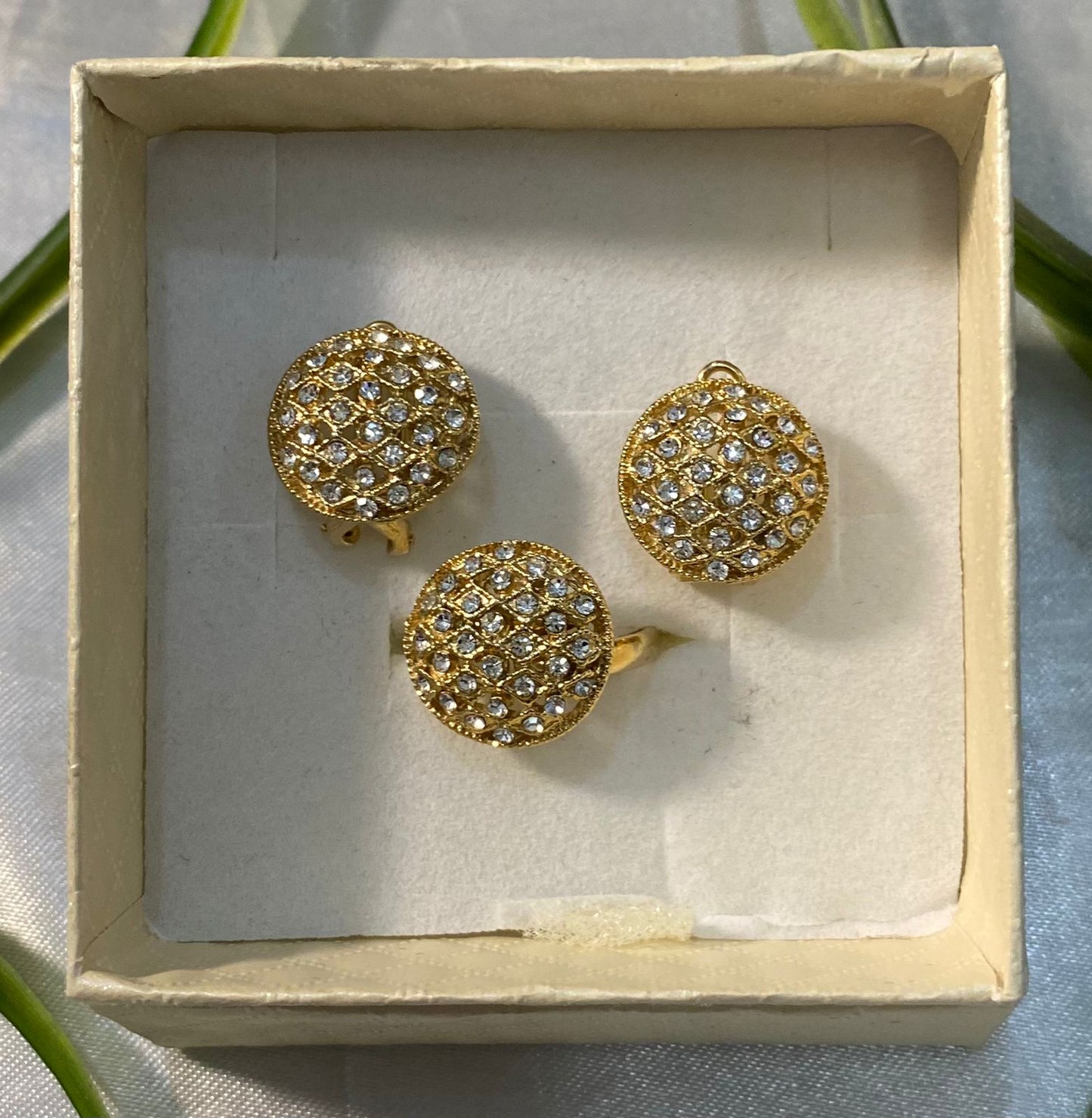 Juego de aretes y anillo con pequeñas incrustaciones de zirconia, Chapa de oro