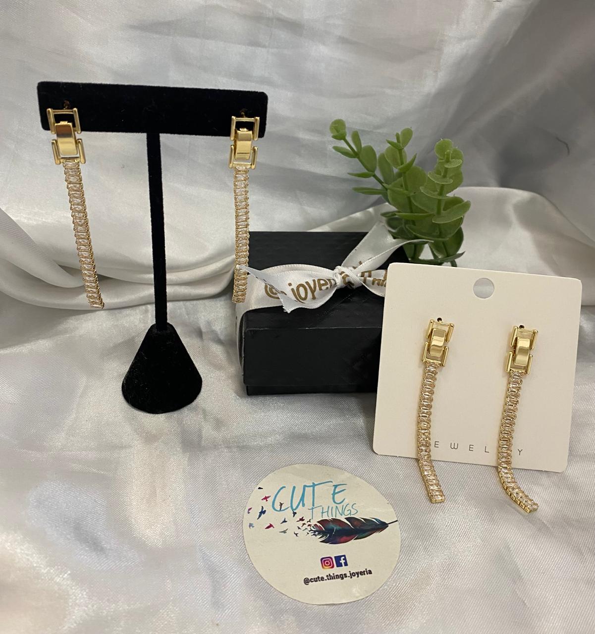 Arete hebilla con Zirconia, Chapa de oro