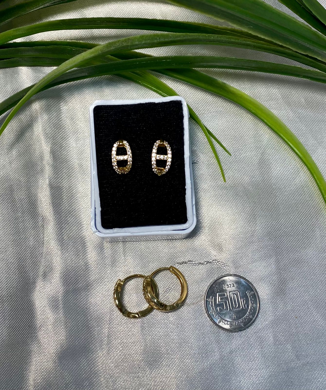 Arete tipo Huggies con Zirconia, Chapa de oro.