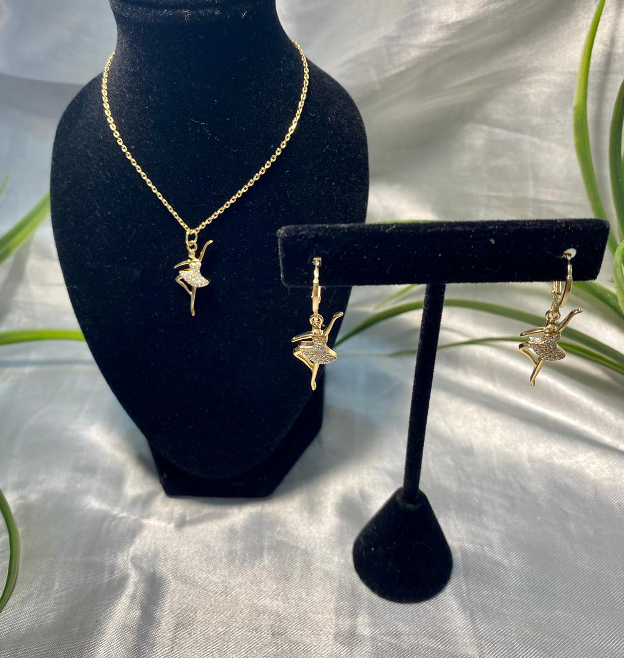 Juego de Cadena y aretes con dije bailarina, Chapa de oro.