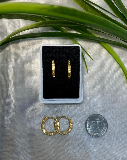 Arete tipo Huggies, Chapa de oro