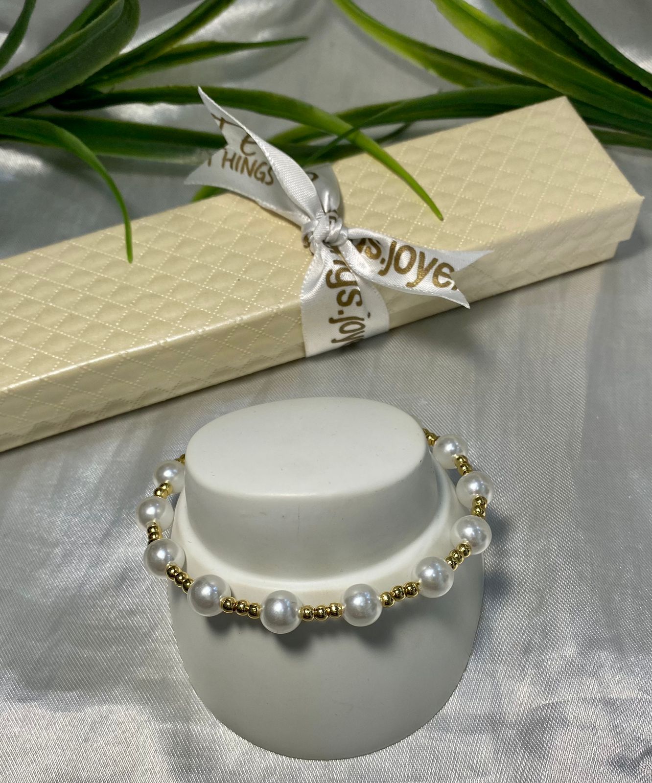 Collar y pulsera de Perla acrílica del #8 con bolitas #3 oro laminado