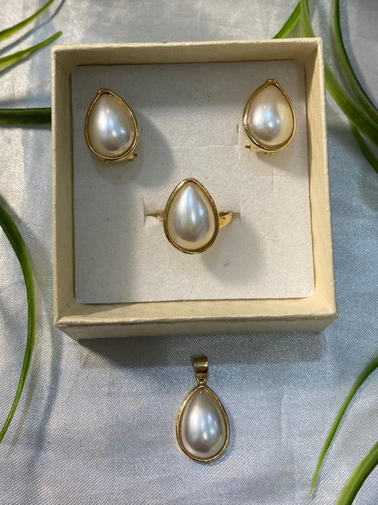 Juego de aretes, anillo y dije de Perla en forma de gota
