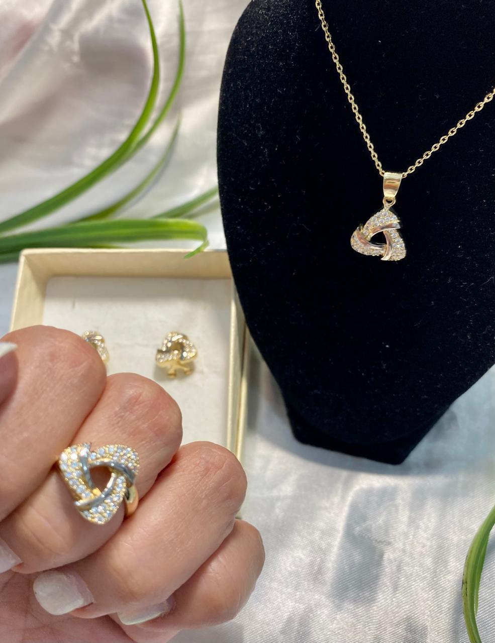 Juego de Cadena con dije, aretes y anillo en forma de triangulo con Zirconia, Chapa de oro